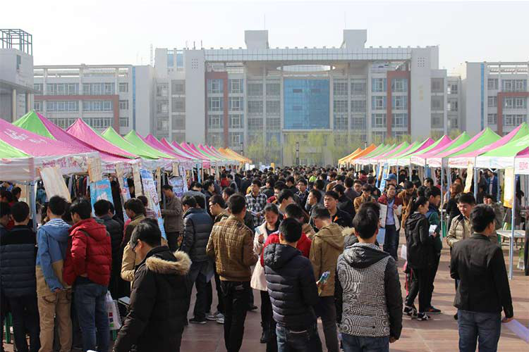 公司參加河南機電高等專科學(xué)?！?015屆畢業(yè)生春季供需洽談會”